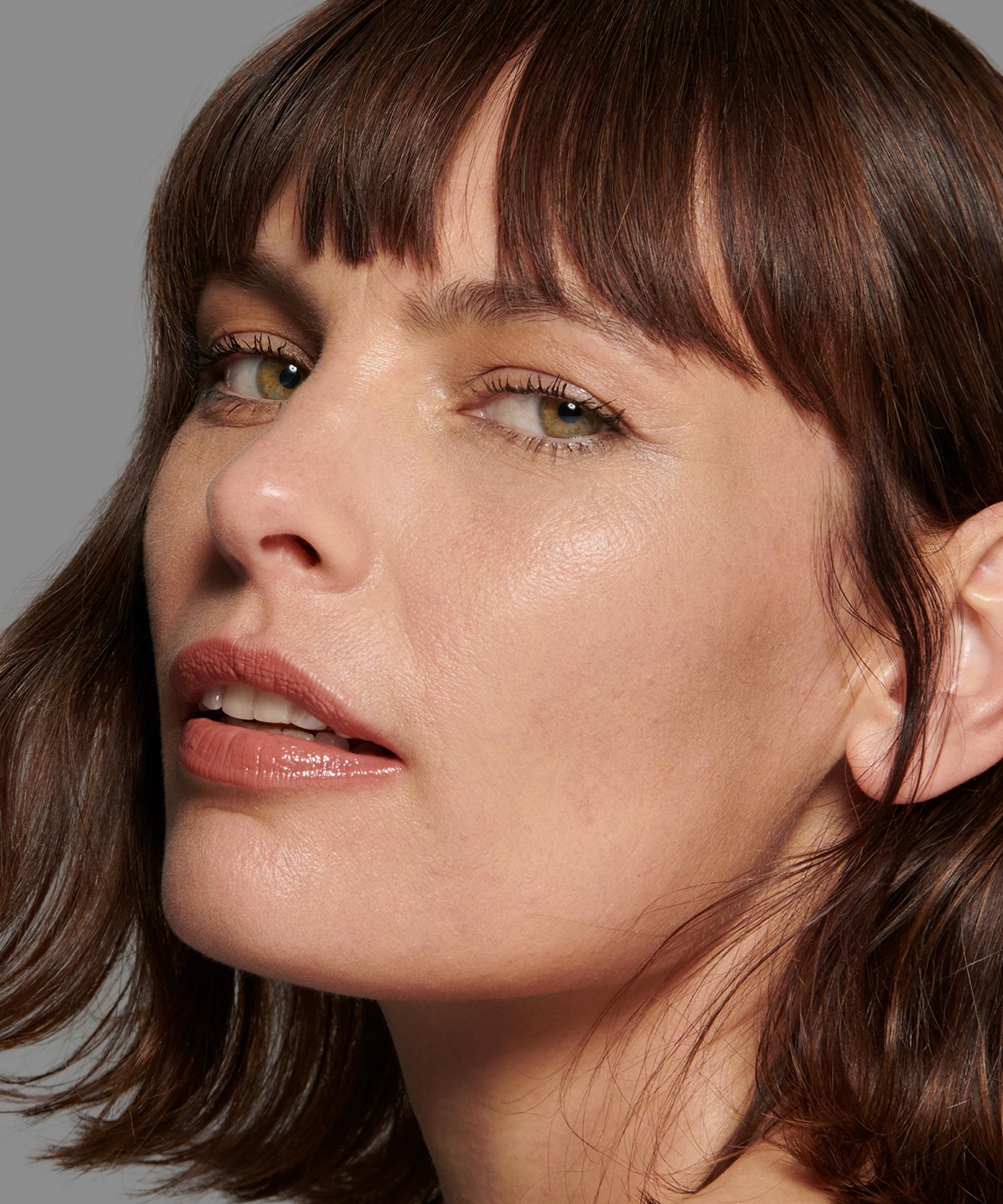 Lisa Eldridge Beauty                                                                                                                                        The Seamless Skin Foundation 30ml